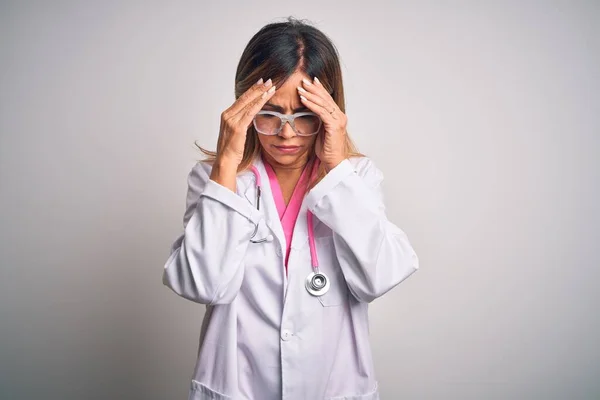 Medelåldern Vacker Läkare Kvinna Bär Rosa Stetoskop Över Isolerad Vit — Stockfoto