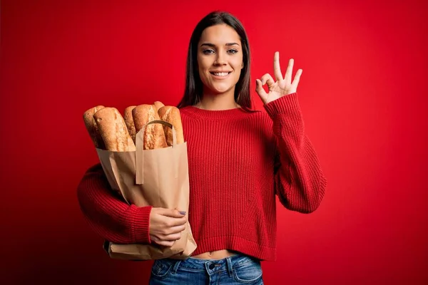 Jonge Mooie Brunette Vrouw Met Papieren Zak Met Brood Rode — Stockfoto