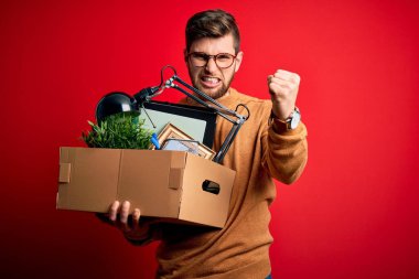 Sarışın, sakallı ve mavi gözlü genç adam elinde karton bir kutu tutarak ateş etti. Sinirli ve sinirli bir şekilde bağırıyordu.