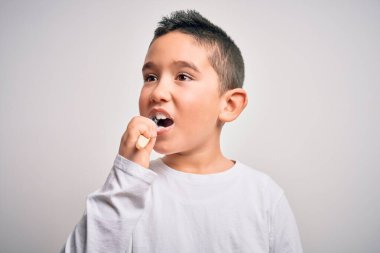 Küçük çocuk diş fırçası ve diş macunu kullanarak dişlerini fırçalıyor, dişlerini ve dilini sağlıklı bir sağlık hizmeti için temizliyor. Diş eğitimi öğrenme