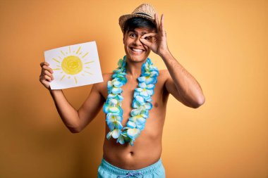 Tatildeki turist mayo giyiyor ve Hawaii çiçekleri elinde güneşli bayrak, gülümsüyor.