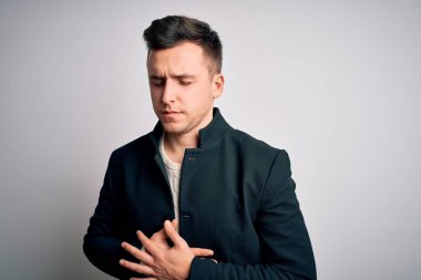 Zarif bir kışlık ceket giyen genç yakışıklı iş adamları midenin üstünde el ele tutuşarak izole bir zeminde duruyorlar. Çünkü hazımsızlık, acı verici bir hastalık, kendini iyi hissetmiyor. Ache kavramı.