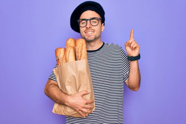 Mavi gözlü, Fransız bereli genç fırıncı elinde ekmek çantası ile bir fikir ya da soru işareti ile şaşırmış, mutlu yüzlü, bir numara