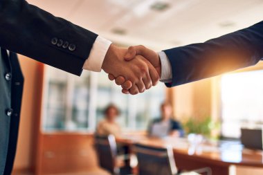 Avukatlar hukuk bürosunda toplanıyor. İş yerinde finans üzerinde çalışan profesyonel yönetici ortaklar stratejik olarak çalışıyor. Başarılı bir anlaşma için el sıkışmak.