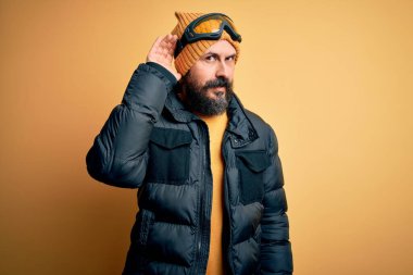 Sakallı, kar maskesi takmış, kar maskesi takmış, kar maskesi takmış, kulakları kulaklarında, kulaklarında kulaklarında kulaklarında kulakları çınlayan yakışıklı, kel bir kayakçı. Sağırlık kavramı.