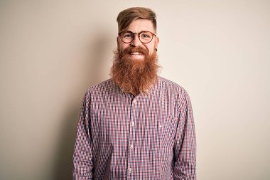 Yakışıklı, kızıl saçlı, sakallı, gözlüklü mutlu ve havalı bir gülüşü olan bir iş adamı. Şanslı kişi..