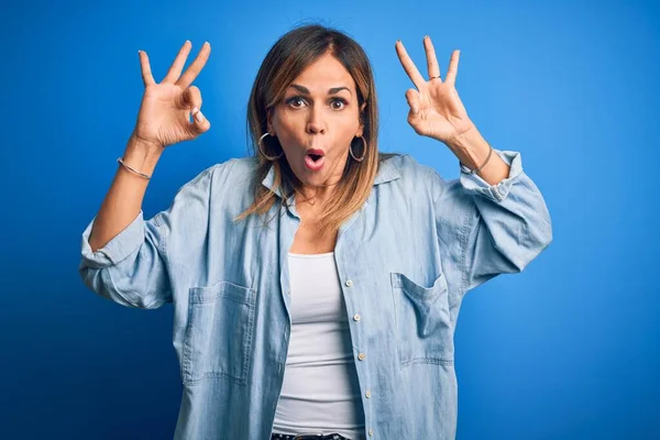 Mujer Hermosa Mediana Edad Con Camisa Casual Pie Sobre Fondo — Foto de Stock