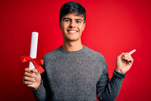 Joven Estudiante Que Sostiene Universidad Graduó Diploma Grado Sobre Fondo —  Fotos de Stock