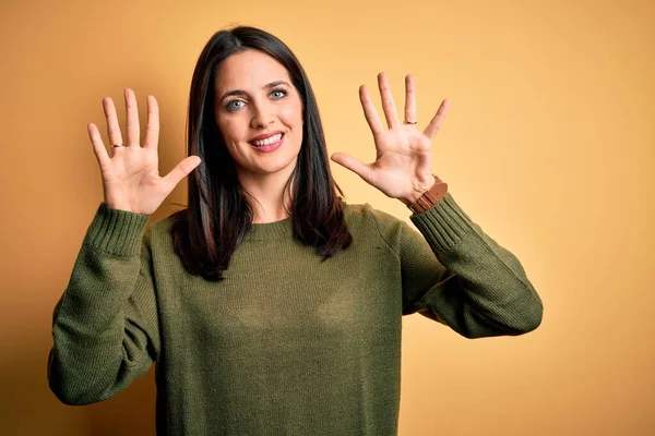 Ung Brunett Kvinna Med Blå Ögon Bär Grön Casual Tröja — Stockfoto