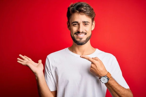 Junger Gutaussehender Mann Mit Bart Lässigem Shirt Steht Erstaunt Vor — Stockfoto