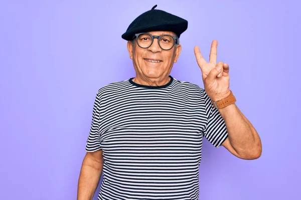 Starší Pohledný Chraptivý Muž Francouzským Baretem Brýlemi Stojící Nad Fialovým — Stock fotografie