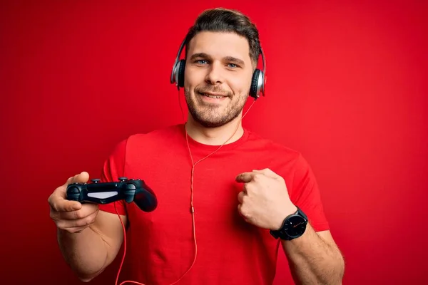 Jovem Jogador Homem Com Olhos Azuis Jogando Videogames Usando Joystick — Fotografia de Stock