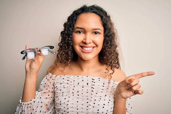 Ung Vacker Optisk Kvinna Med Lockigt Hår Håller Glasögon Syn — Stockfoto