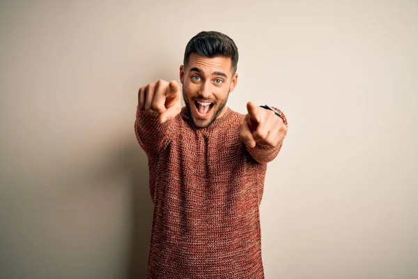 Jovem Homem Bonito Vestindo Camisola Casual Sobre Fundo Branco Isolado — Fotografia de Stock