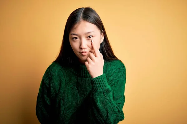 Jonge Mooie Aziatische Vrouw Dragen Groene Winter Trui Geel Geïsoleerde — Stockfoto