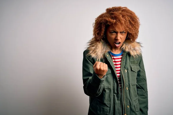 Joven Hermosa Mujer Afroamericana Con Pelo Rizado Usando Abrigo Invierno — Foto de Stock