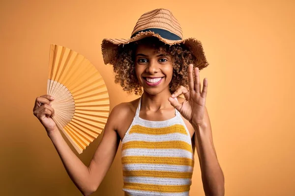 Afričanky Turistka Kudrnaté Dovolené Sobě Letní Klobouk Pomocí Ruční Ventilátor — Stock fotografie