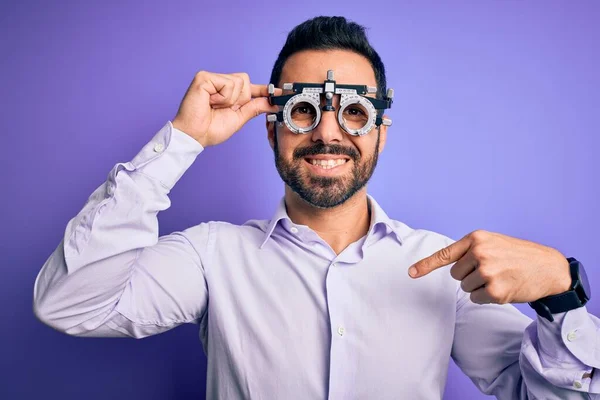 Homem Óptico Bonito Jovem Com Barba Vestindo Óculos Optometria Sobre — Fotografia de Stock