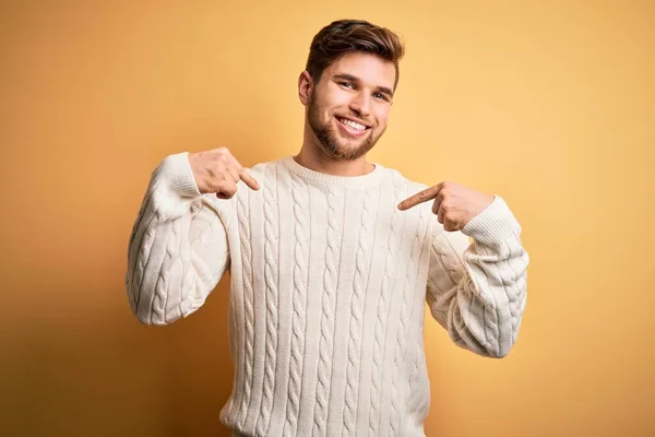 턱수염에 금발의 남자가 스웨터를 웃으면서 자랑스럽고 손가락으로 자신을 가리키며 — 스톡 사진