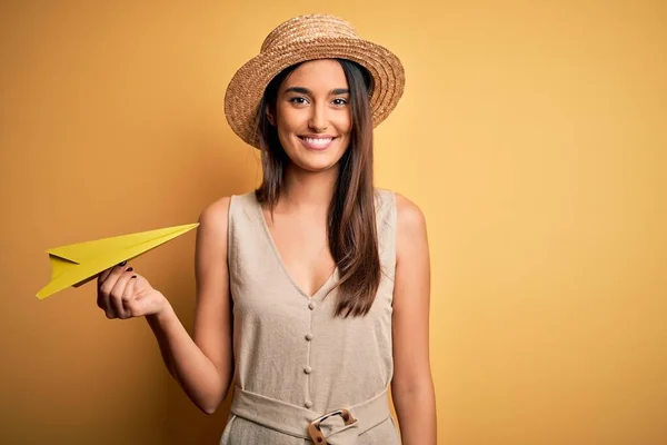 Joven Mujer Morena Hermosa Con Sombrero Sosteniendo Avión Papel Sobre —  Fotos de Stock