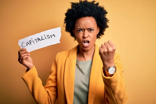 African American Afro Businesswoman Curly Hair Holding Paper Capitalism Message — Stock Photo, Image