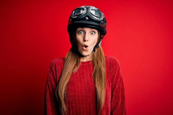 Jovem Mulher Motociclista Ruiva Bonita Usando Capacete Moto Sobre Fundo — Fotografia de Stock