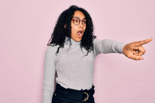 Mujer Afroamericana Joven Con Jersey Cuello Alto Gafas Sobre Fondo — Foto de Stock