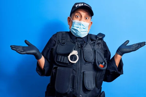 Reifer Polizist Mit Medizinischer Maske Coronavirus Und Quarantäne Konzept — Stockfoto