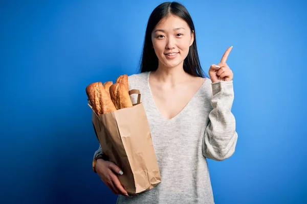 Jovem Mulher Asiática Segurando Saco Papel Supermercado Pão Sobre Fundo — Fotografia de Stock