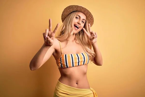 Junge Schöne Blonde Frau Urlaub Mit Bikini Und Hut Vor — Stockfoto