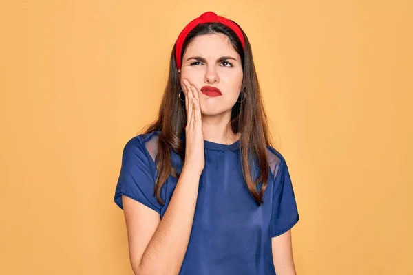 Jeune Belle Femme Brune Portant Des Lèvres Rouges Sur Fond — Photo