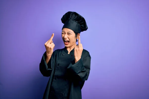 Young Beautiful Chinese Chef Woman Wearing Cooker Uniform Hat Purple — Zdjęcie stockowe