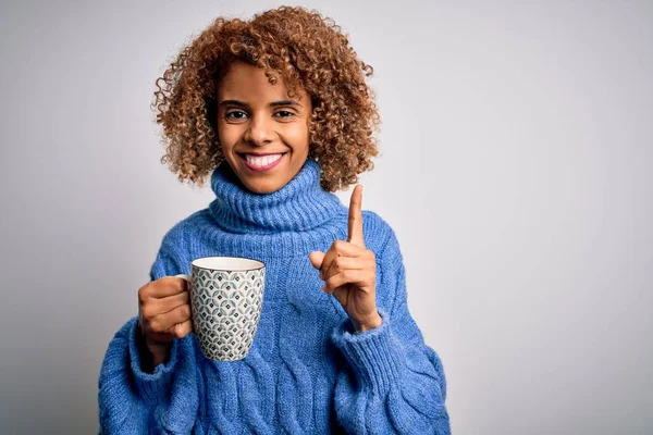 Fiatal Afro Amerikai Göndör Iszik Bögre Kávé Felett Elszigetelt Fehér — Stock Fotó
