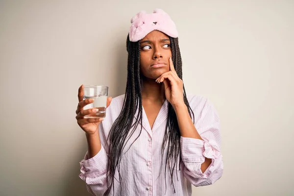 Mujer Afroamericana Joven Con Pijama Máscara Ojos Bebiendo Vaso Agua —  Fotos de Stock