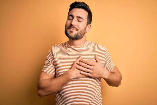 Junger Gutaussehender Mann Mit Bart Lässig Gestreiftem Shirt Vor Gelbem — Stockfoto