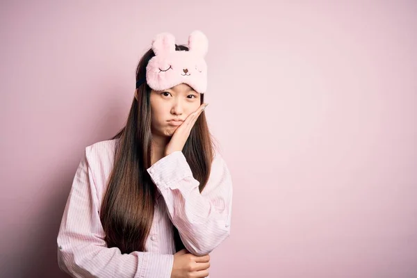 Jonge Aziatische Vrouw Dragen Van Pyjama Slaap Masker Roze Geïsoleerde — Stockfoto