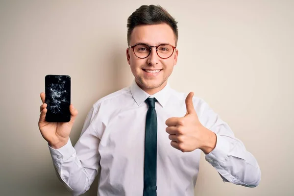 Νεαρός Όμορφος Καυκάσιος Άνδρας Κρατώντας Smartphone Σπασμένη Οθόνη Πάνω Από — Φωτογραφία Αρχείου