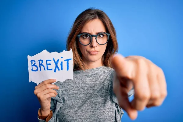 Jonge Mooie Brunette Vrouw Met Papier Met Brexit Bericht Blauwe — Stockfoto