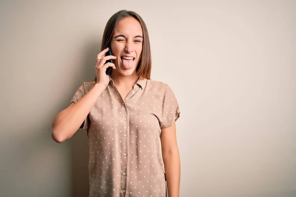 Junge Schöne Frau Die Sich Auf Dem Smartphone Über Weißem — Stockfoto