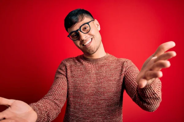 Mladý Pohledný Hispánec Muž Nosí Nerd Brýle Nad Červeným Pozadím — Stock fotografie