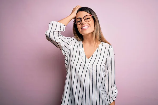 Jonge Mooie Vrouw Dragen Casual Gestreepte Shirt Bril Roze Achtergrond — Stockfoto