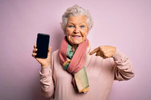 Senior Bela Mulher Cabelos Grisalhos Segurando Smartphone Mostrando Tela Sobre — Fotografia de Stock