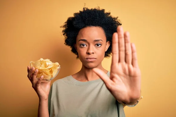Ung Afroamerikansk Afro Kvinna Med Lockigt Hår Håller Skål Med — Stockfoto