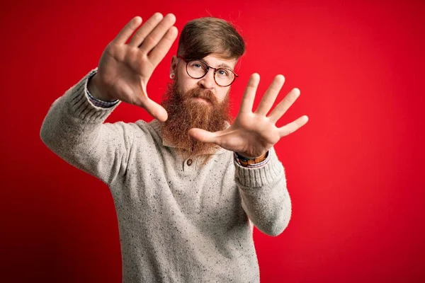 Schöner Irischer Rotschopf Mit Bart Trägt Lässigen Pullover Und Brille — Stockfoto