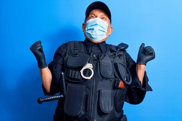 Volwassen Politieagent Met Medisch Masker Coronavirus Quarantaineconcept — Stockfoto