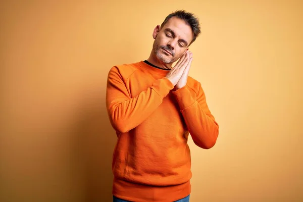 Junger Gutaussehender Mann Orangefarbenem Lässigem Pullover Der Vor Isoliertem Gelben — Stockfoto