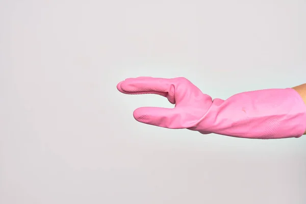 Рука Кавказской Молодой Женщины Розовой Чистящей Перчатке Делает Вывеску Изолированном — стоковое фото