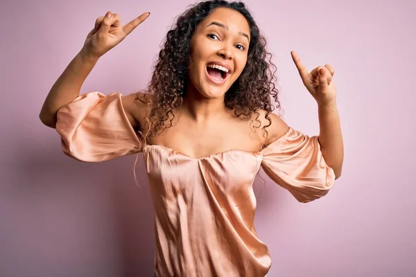 Mulher Bonita Nova Com Cabelo Encaracolado Vestindo Shirt Casual Sobre — Fotografia de Stock