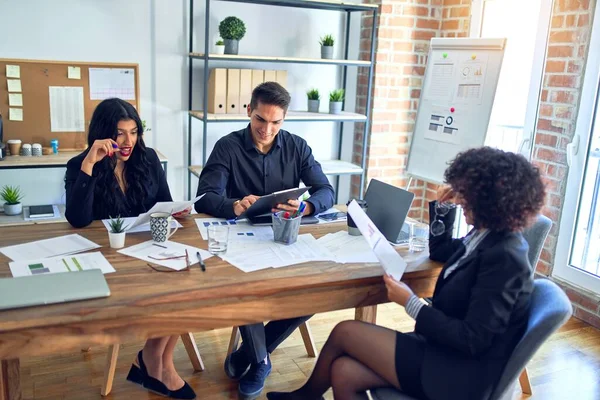 Gruppe Von Geschäftsleuten Die Glücklich Und Zuversichtlich Lächeln Zusammenarbeit Mit — Stockfoto