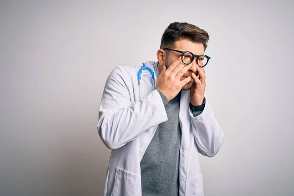 Ung Läkare Man Med Blå Ögon Bär Medicinsk Rock Och — Stockfoto